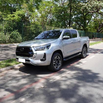 TOYOTA HILUX 2.8 D-4D TURBO DIESEL CD SRX 4X4 AUTOMÁTICO